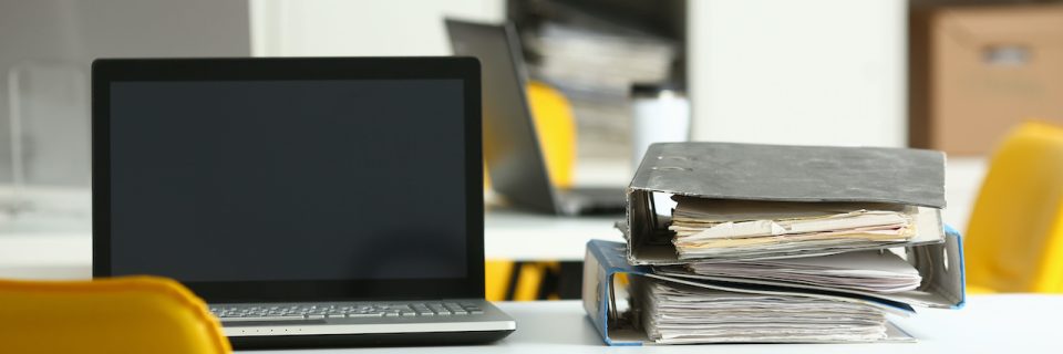 PC vs Papier - Innovation trifft auf Effizienz: Verwaltung von 
Rechnungsadressen in der Startup-Szene - Foto: shutterstock.com