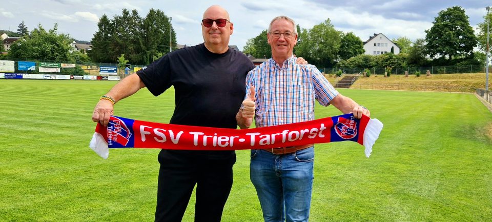 Michael Berger, links und Werner Gorges, FSV Vorsitzender freuen sich über die Zusammenarbeit im Jugendfußball des FSV Trier-Tarforst