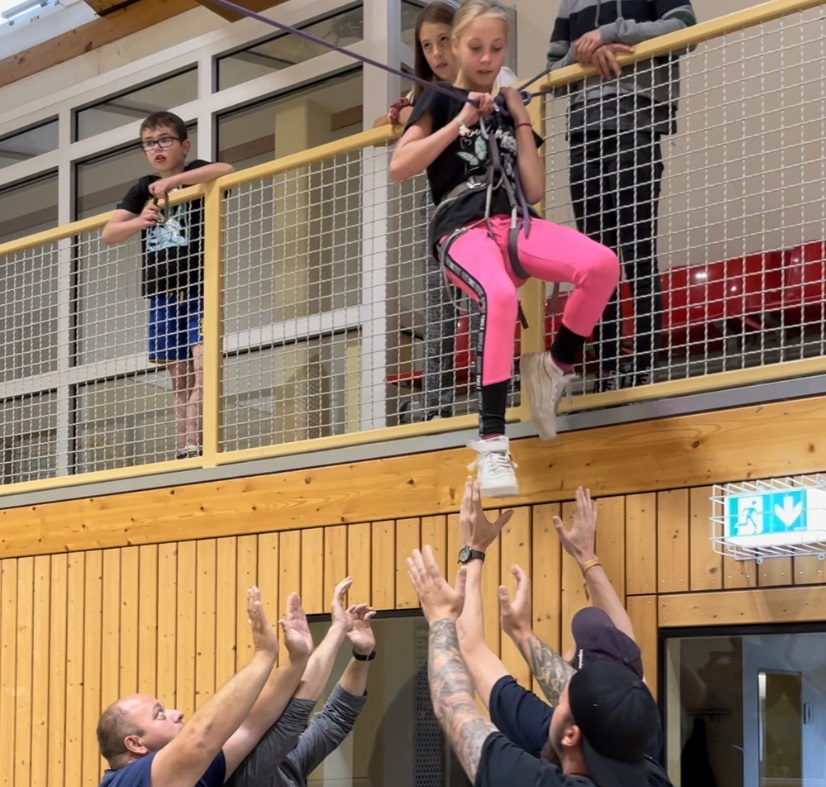 Kind klettert und wird von Betreuungskräften unterstützt. Foto: Kreisverwaltung Trier-Saarburg
