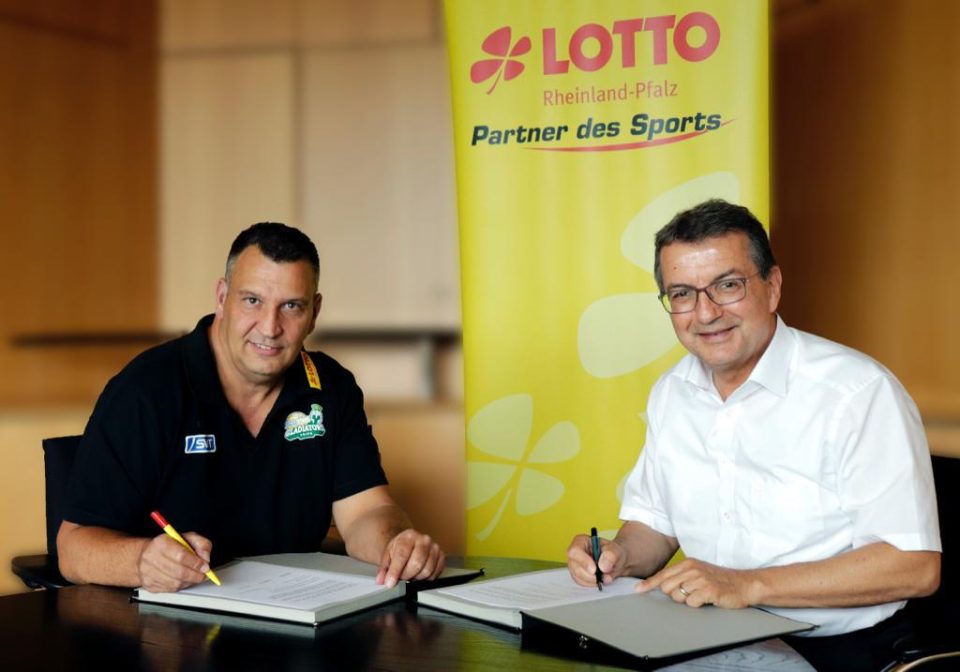Verlängerung der Partnerschaft zwischen den RÖMERSTROM Gladiators Trier und Lotto Rheinland-Pfalz. Foto: Lotto Rheinland-Pfalz