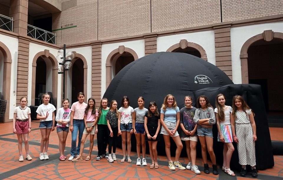 Schülerinnen der Klasse 5a vor dem aufblasbaren Planetarium in der Aula
Foto: Sinan Narin