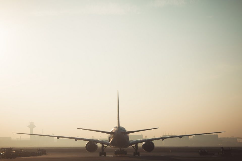 Weißes und graues Flugzeug. Symbolbild: Maria Tyutina Maria Tyutina/ pexels