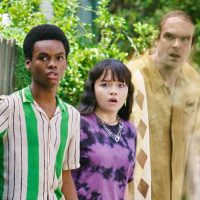 Jahi Di'Allo Winston, Isabella Russo und David Harbour in "We Have a Ghost". Foto: © 2023 Netflix. Quelle: decider.com/2023/02/24/we-have-a-ghost-ending-explained-netflix-twist/