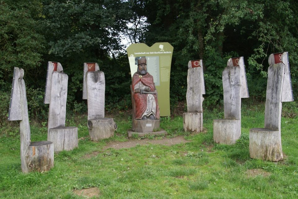 Holzfiguren erinnern an den Kurfürsten von Baldenau. Foto: 5vier.de/Anna-Lena Hees
