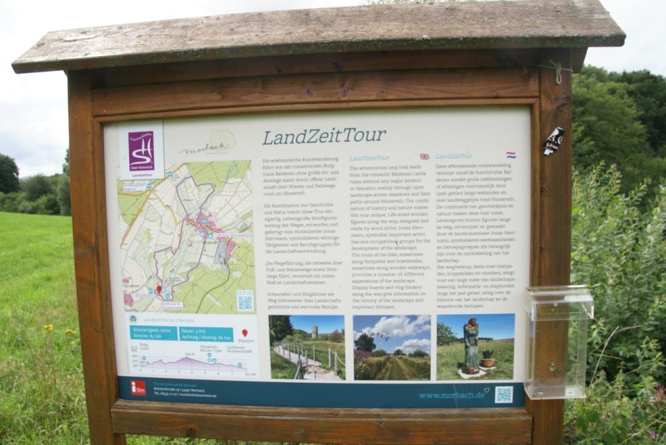 Informationstafel über die LandZeitTour. Foto: 5vier.de/Anna-Lena Hees