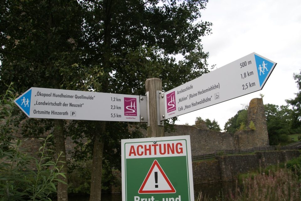 Wegweiser zeigen den Weg zu diversen Zielen an der LandZeitTour. Foto: 5vier.de/Anna-Lena Hees