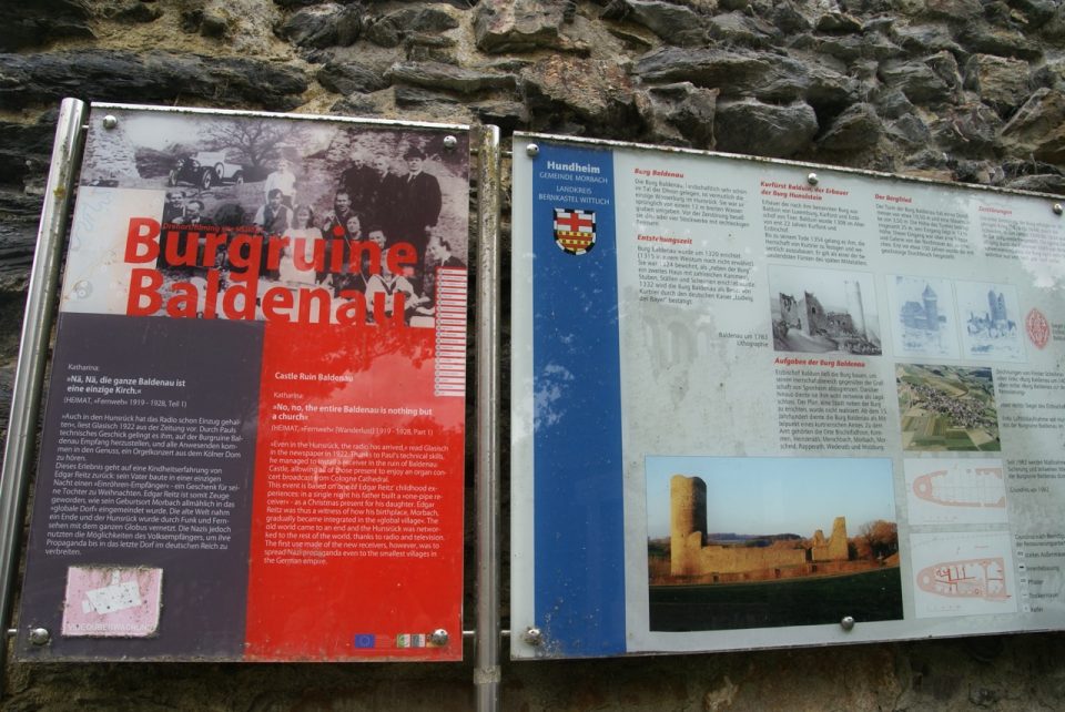 Auf den Informationstafeln erfährt man viel Wissenswertes über die Burg. Foto: 5vier.de/Anna-Lena Hees