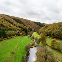 Ourtal im Herbst. Foto: Naturpark Südeifel/Philipp Köhler