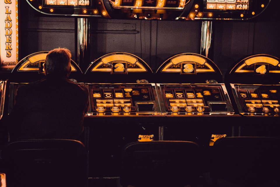 Gambling Maschinen bei Nacht. foto: unsplash.com / Carl-Raw