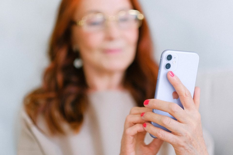 Person mit einem Handy in der Hand. Foto: Anna Shvets/ Pexels