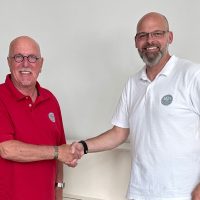 Schulleiter Dirk Schönhofen dankt Ortsvorsteher Hanspitt Weiler (v.r.n.l.). Foto: IGS