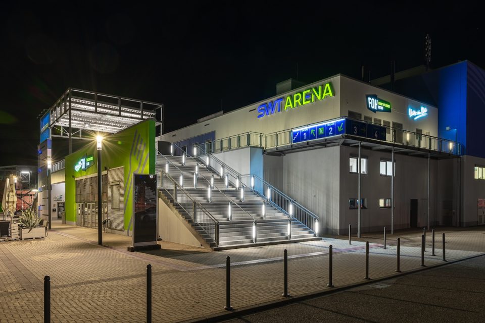 Die neue SWT Arena in Trier strahlt nachts in grün-blau. Foto: Photogroove / Simon Engelbert