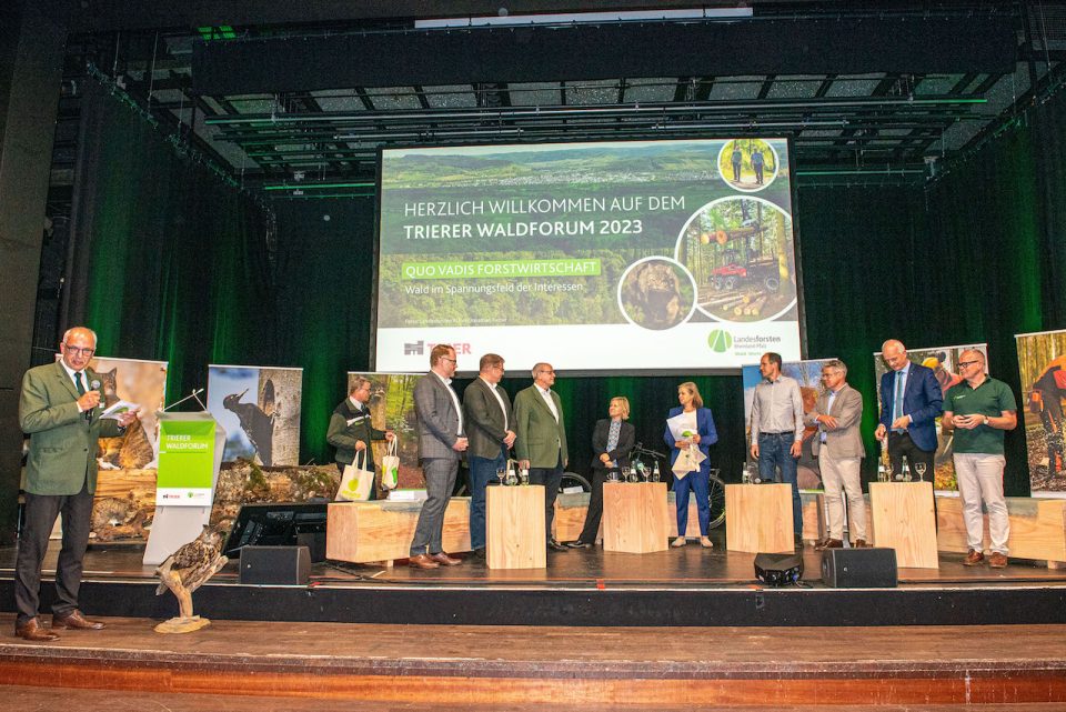 Am Ende der Veranstaltung bedankt sich Forstdirektor Gundolf Bartmann bei allen Mitwirkenden für ihre Teilnahme am 6. Trierer Waldforum. Foto: Rolf Lorig