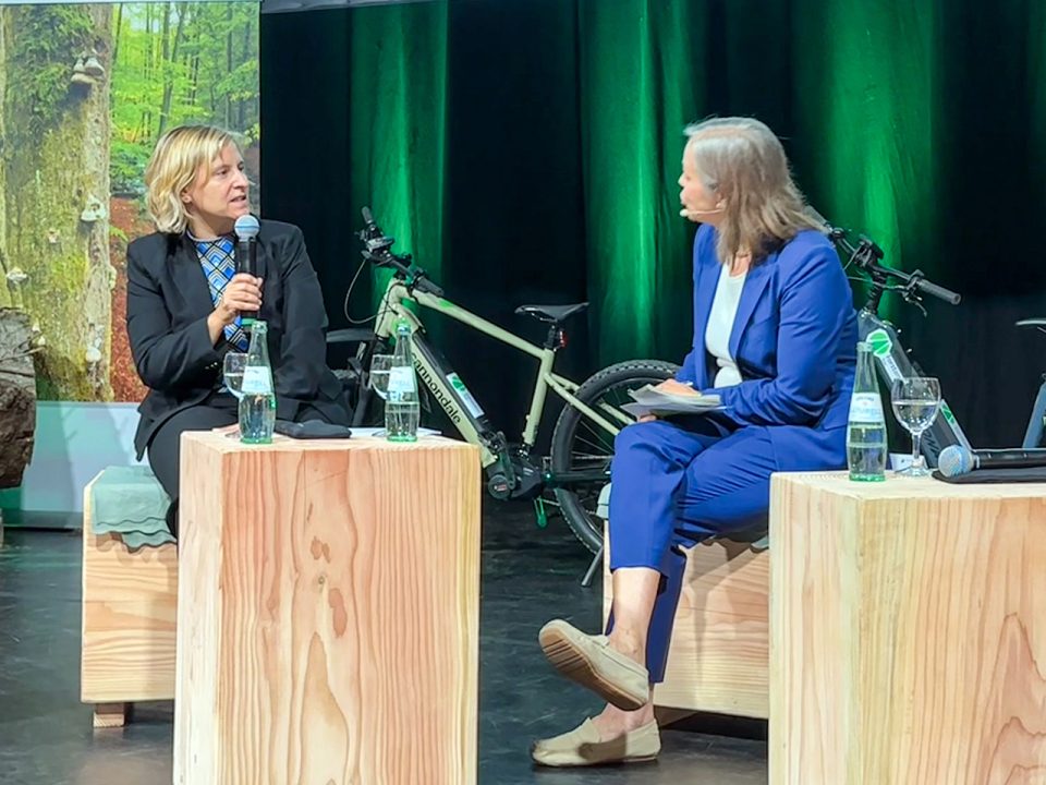 Moderatorin Tanja Busse (rechts) im Gespräch mit Umweltministerin Katrin Eder. Foto: Rolf Lorig