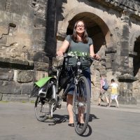 Die Kunsthistorikerin Bettina Leuchtenberg lädt zur Fahrrad-Tour durch Trier-West ein. Foto: © Stadtmusuem Simeonstift