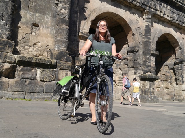 Abbildung: Die Kunsthistorikerin Bettina Leuchtenberg lädt zur Fahrrad-Tour durch Trier-West © Stadtmusuem Simeonstift