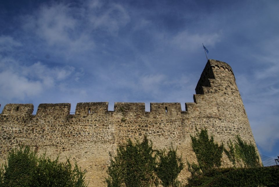 Die Stadtmauer von Hillesheim. Foto: 5vier.de/Anna-Lena Hees