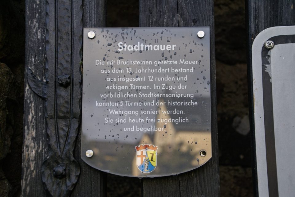 Informationstafel an der Stadtmauer. Foto: 5vier.de/Anna-Lena Hees