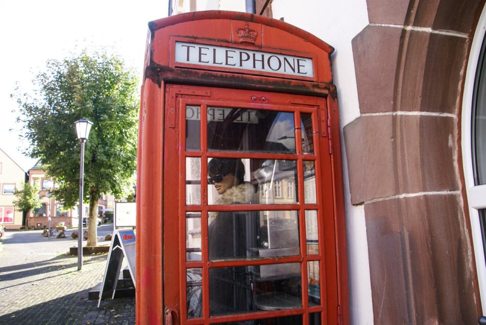 Eine rote Telefonzelle vor dem Café Sherlock - wenn die nicht auch die Fantasie anregt? Foto: 5vier.de/Anna-Lena Hees