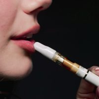 Frau raucht eLiqud Zigarette. Foto: pexels-ganesh-harikant