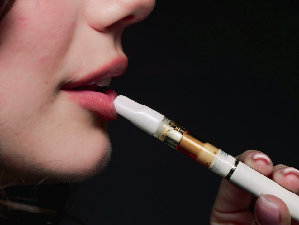 Frau raucht eLiqud Zigarette. Foto: pexels-ganesh-harikant