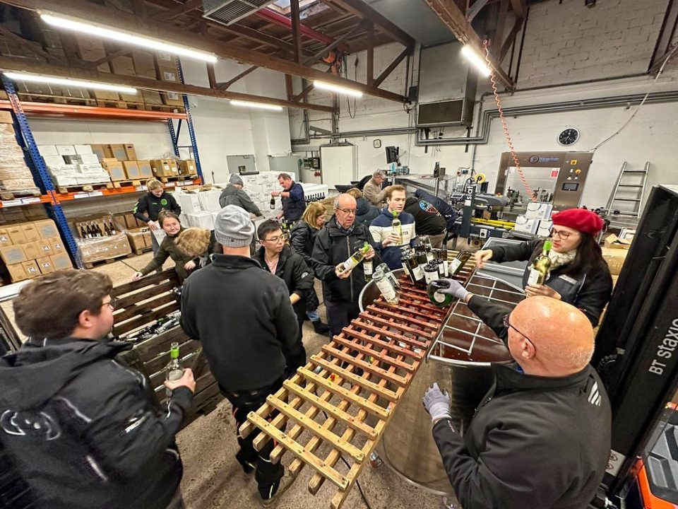 Viele rotarische Hände arbeiten konzentriert im Weingut Deutschherrenhof bei der Herstellung des Glühweins. Foto: Helmut Moersdorf