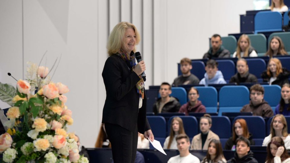 Universitätspräsidentin Prof. Dr. Eva Martha Eckkrammer begrüßte knapp 1300 neue Studierende zum Wintersemester an der Universität Trier.