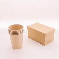 Becher und Verpackung aus Holz statt Plastik - ein Beispiel für Nachhaltigkeit. Foto: Cup of Couple via Pexels. Foto von Cup of Couple: https://www.pexels.com/de-de/foto/mockup-tassen-papier-box-8015739/