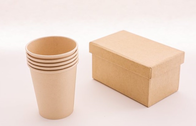Becher und Verpackung aus Holz statt Plastik - ein Beispiel für Nachhaltigkeit. Foto: Cup of Couple