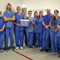 Das Team der Intensivstation 1D freut sich über die Auszeichnung als „Angehörigenfreundliche Intensivstation“. Bild: Krankenhaus der Barmherzigen Brüder Trier