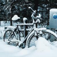 Der Winter ist da und schneit alles ein. Fahrradfahren im Winter kann gefährlich sein. Foto: Foto von Juan Encalada auf Unsplash