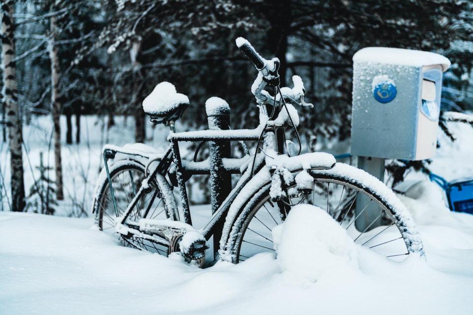Der Winter ist da und schneit alles ein. Fahrradfahren im Winter kann gefährlich sein. Foto: Foto von Juan Encalada auf Unsplash