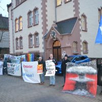 "Mahnwache gegen Atomwaffen vor dem Amtsgericht Cochem am 8.1.2024. Foto: Stefanie Intveen"