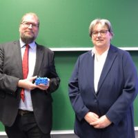 Kanzlerin Dr. Ulrike Graßnick beglückwünschte PD Dr. Jan Simon Karstens zum Lehrpreis der Universität Trier. Foto: Universität Trier.