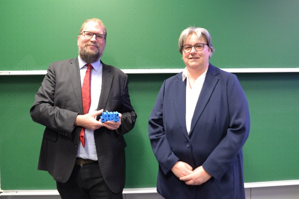 Kanzlerin Dr. Ulrike Graßnick beglückwünschte PD Dr. Jan Simon Karstens zum Lehrpreis der Universität Trier. Foto: Universität Trier. 