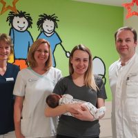 Das Neujahrsbaby Amalia mit ihrer Familie. Foto: Mutterhaus Trier