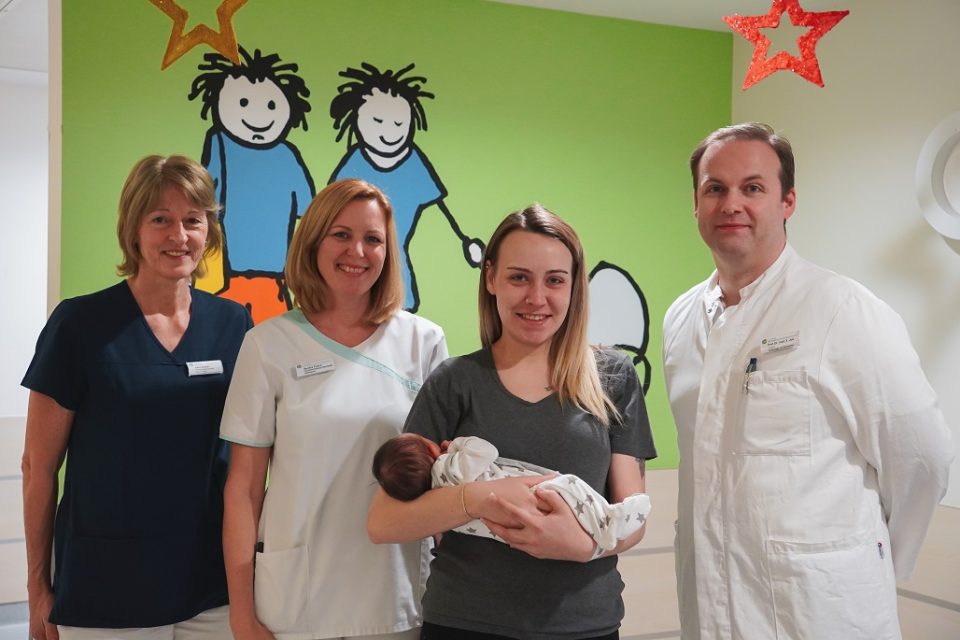 Das Neujahrsbaby Amalia mit ihrer Familie. Foto: Mutterhaus Trier