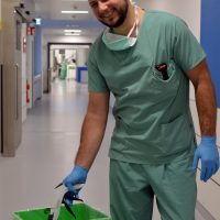 Rolland Weiszenbacher, Pflegerischer Leiter im Zentral-OP des Brüderkrankenhauses Trier, freut sich, dass ein Teil der Einweginstrumente nun recycelt wird. Foto: BBT-Gruppe, Region Trier
