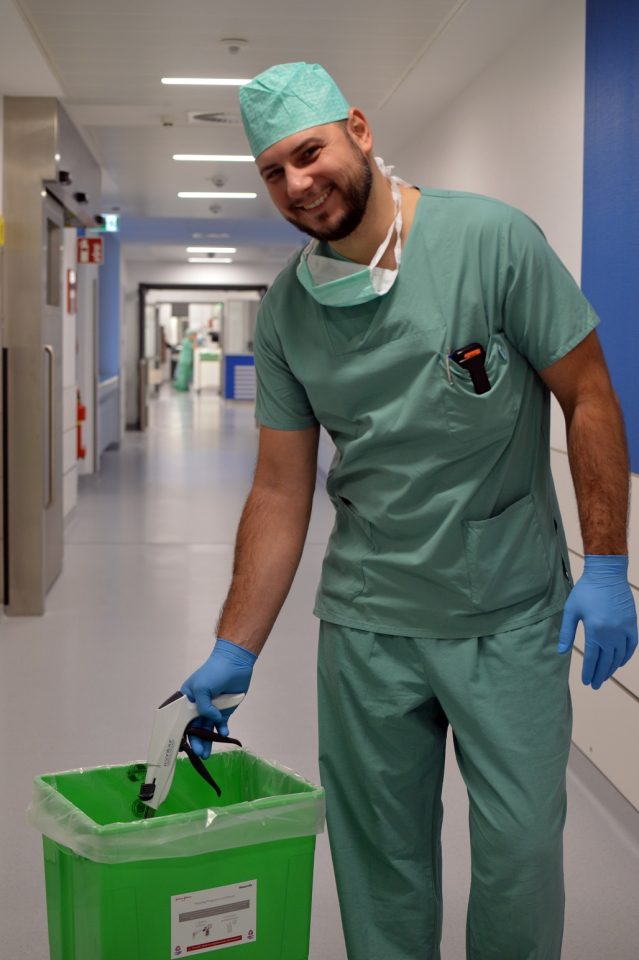 Rolland Weiszenbacher, Pflegerischer Leiter im Zentral-OP des Brüderkrankenhauses Trier, freut sich, dass ein Teil der Einweginstrumente nun recycelt wird. Foto: BBT-Gruppe, Region Trier  