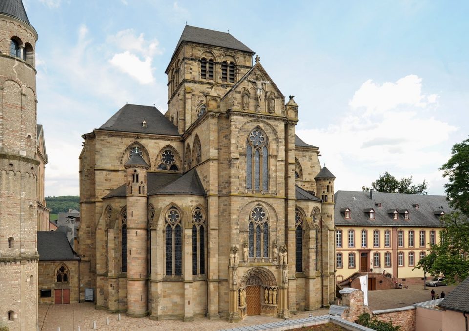 Trier, Liebfrauenkirche und Bischofshof von Westen. Foto: Bischöfliche Pressestelle Trier
