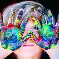 Kinder mehrfarbige Handfarbe. Symbolbild: Alexander Grey/ Pexels