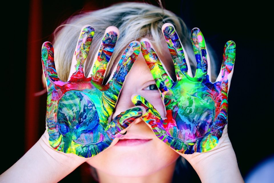Kinder mehrfarbige Handfarbe. Symbolbild: Alexander Grey/ Pexels