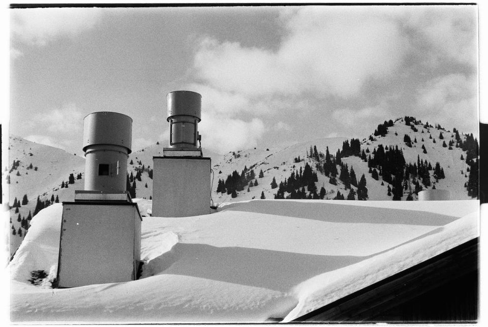 Schneebedeckts Dächer mit Schornsteinen. Foto: rescriptt rescriptt via pexels.com