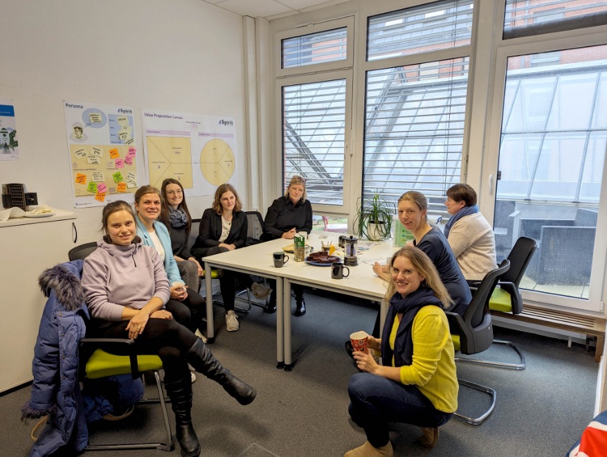 Im kürzlich eröffneten Inkubator können sich Teilnehmerinnen des EXIST-Women-Programms und Interessierte über ihre Gründungsideen austauschen. Foto: Universität Trier.