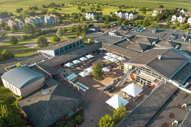 Blick von oben auf die im Eurostrand Resort Moseltal stattfindenden Erlebnis- und Genusstage. Foto: Eurostrand GmbH