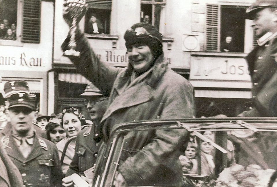 Hermann Göring, einer der hochrangigsten Führungspersonen des NS-Regimes, wurde am 5.
November 1933 auf dem Bernkasteler Marktplatz wie ein Staatsgast empfangen.
(Foto: Kreisbildstelle