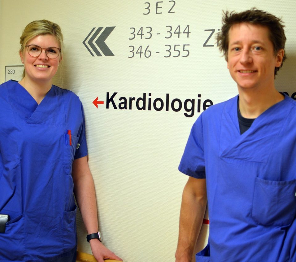 Die beiden angehenden Fachärzte Dr. med. Jacqueline Zang und Tobias Krause wissen die guten Rahmenbedingungen im Herzzentrum Trier zu schätzen. Foto: BBT-Gruppe, Region Trier   