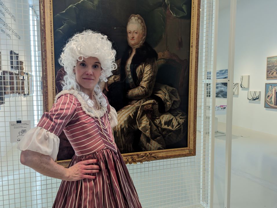 Paula Kolz vor dem Gemälde der Maria Kunigunde von Sachsen von Heinrich Foelix. Foto: Stadtmuseum Simeonstift