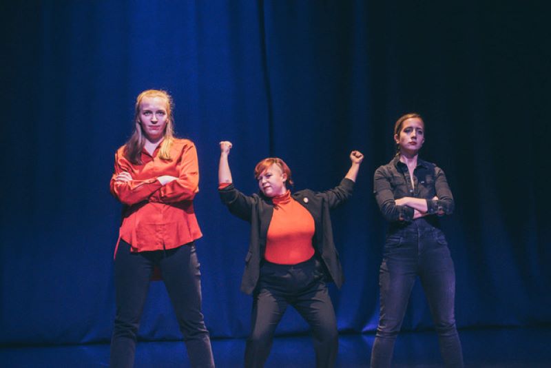 Die Theaterperformance des Stückes "Zwischen Schwestern und Söhnen" von der Gruppe rio.rot. Foto: Tilda Schneider