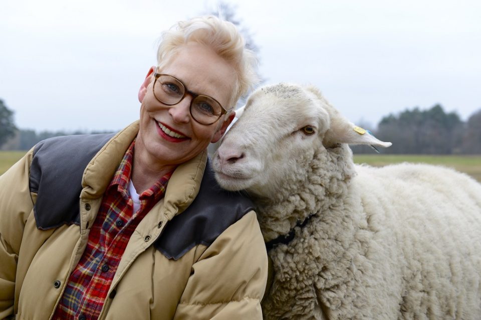 Moderatorin Bärbel Schäfer mit einem Schaf. Foto: Wallfahrtskirche Klausen